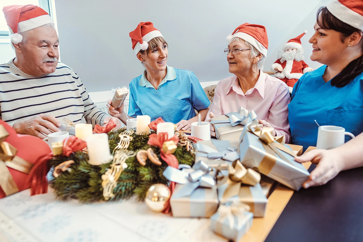 Gruppe am weihnachtlichen Tisch