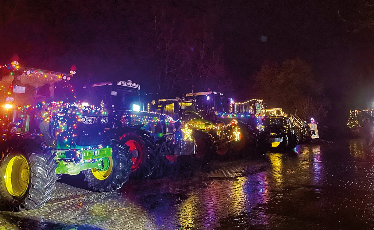 Nachtbild mit leuchtenden Treckern