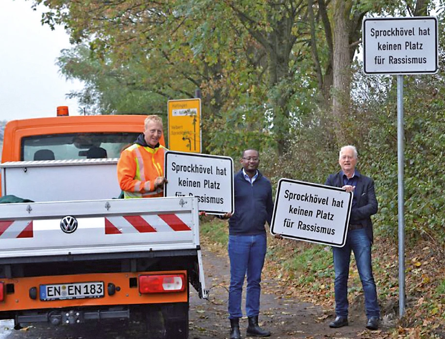 Christian Wilkes, Bauhof (von links); Stéphane Bell, Jugendausbildungsvertreter bei der Stadt Sprockhövel, und Bürgermeister Ulli Winkelmann zeigen die aufgestellten Schilder.