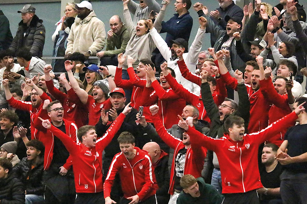 Gruppenbild - jubelndes Publikum