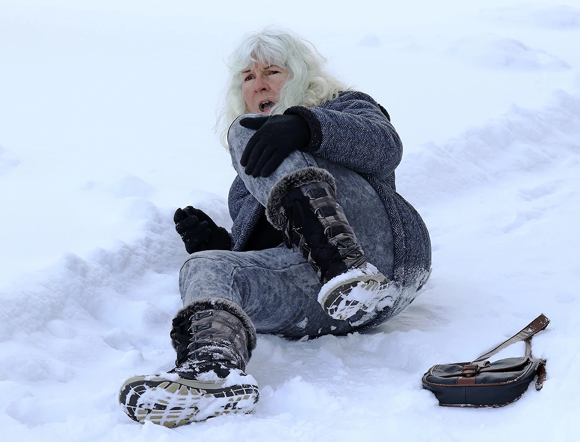 Alte Dame im Schnee gefallen