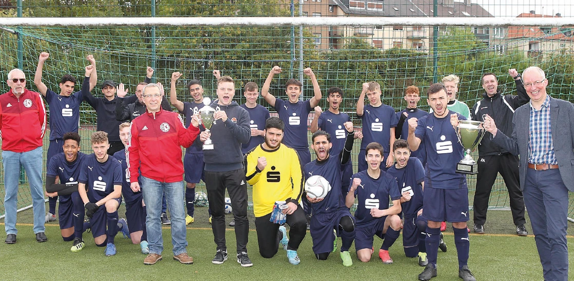 Fussballmannschaft mit Fairness-Pokal