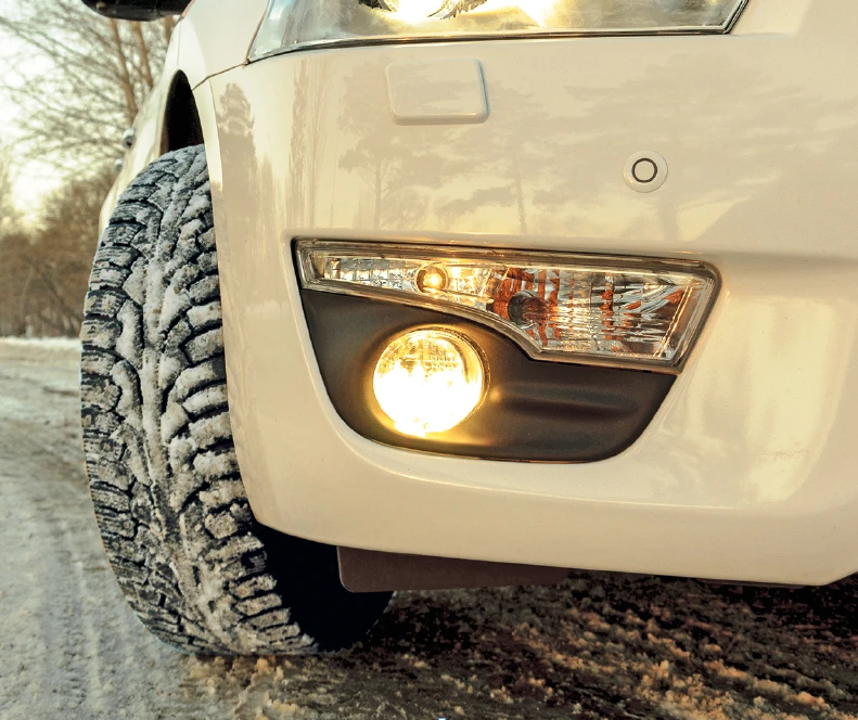 Autofront mit Reifen mit Schnee