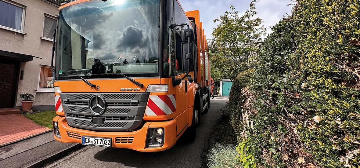 Müllwagen in enger Straße