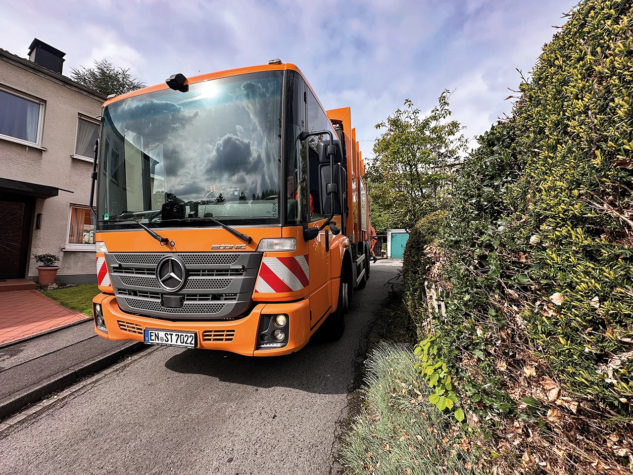 Müllwagen in enger Straße