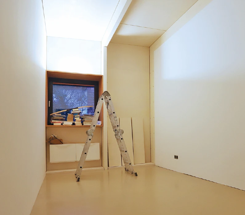 Leerer Raum mit Leiter