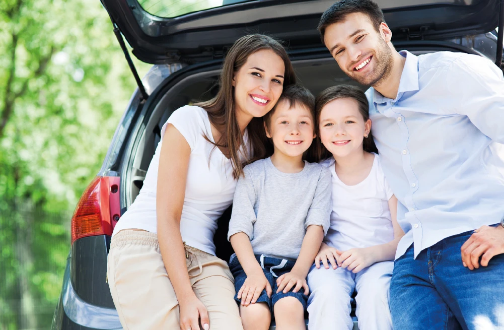 Familie am Auto