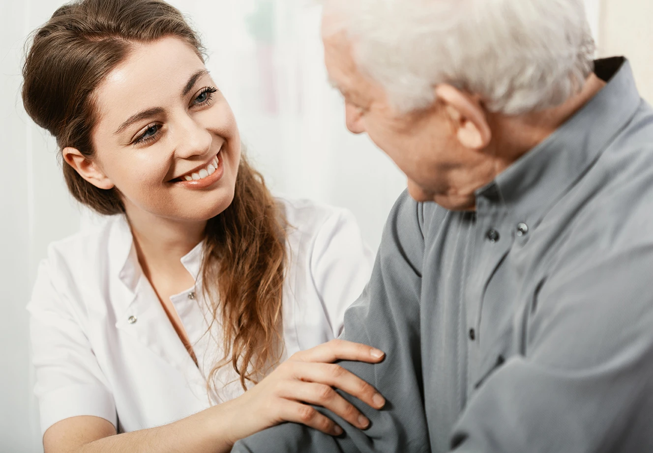 Senior mit Unterstützerin/Pflegerin