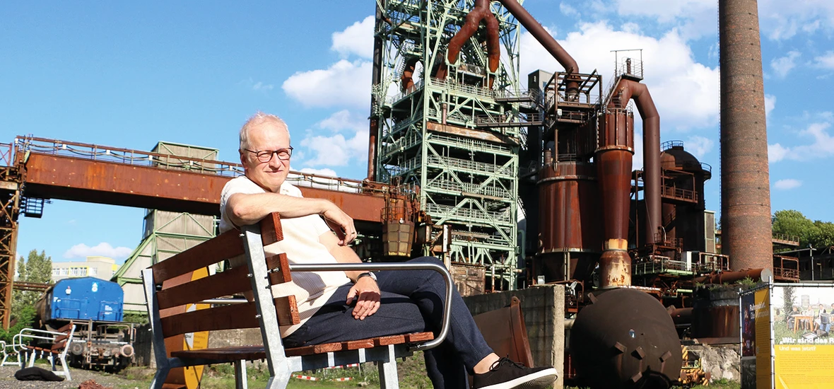 Portraitbild vor Kulisse