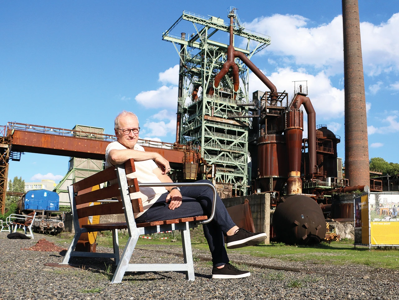 Portraitbild vor Kulisse