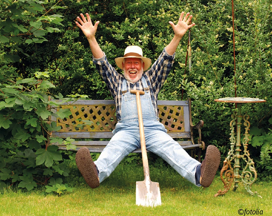 Mann im Garten voller Freude