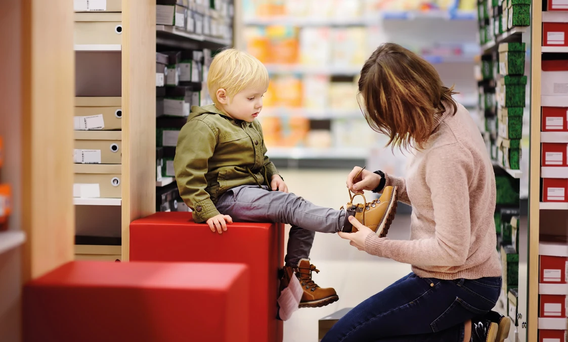 Kind im Schuhgeschäft