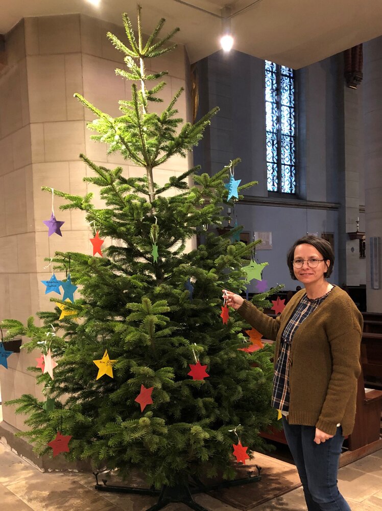 SON-BRN-Kerstin-Wositsch-beim-Wunschbaums-Caritas-EN.jpg