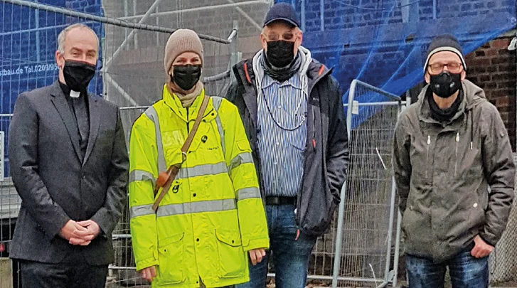 Foto unten: Das Bauteam von St. Peter und Paul sorgt für neues Dach und trockenen Sockel. V.l. Andreas Lamm, Luisa Puls, Jürgen Uphues und Guido Friderici.