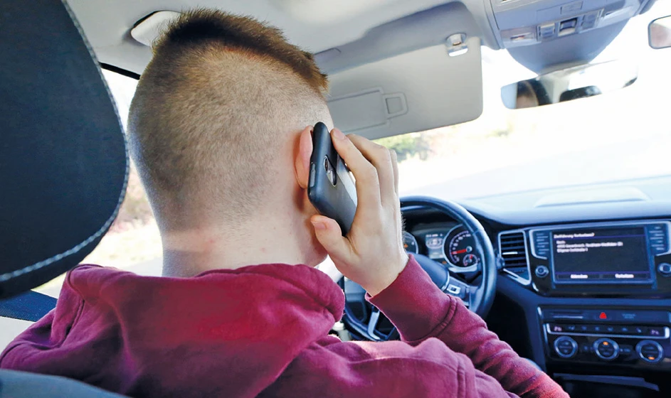 Autofahrer mit Handy