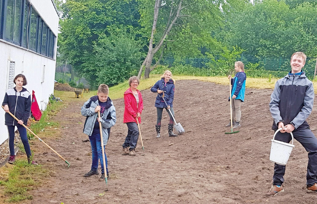 Kinder beim Begrünen
