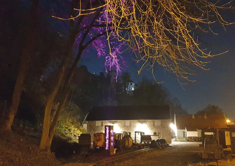 Feuersäule der Ruhrkohle AG sorgt vor dem Gruben- und Feldbahnmuseum für stimmungsvolle Beleuchtung.