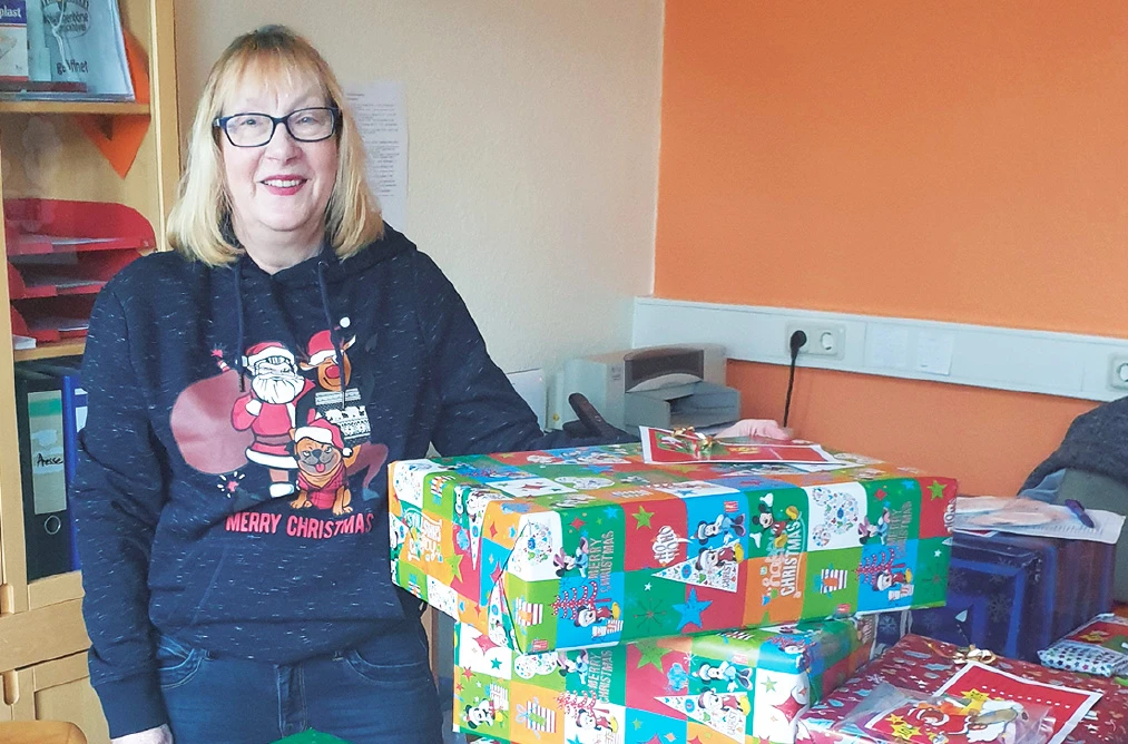 Gerdi Wagner mit den Geschenken