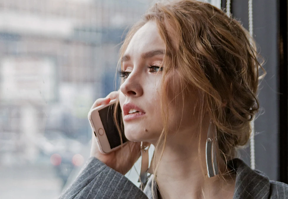 Junge Frau am Telefon