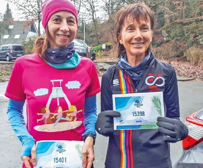 Manuela Müller-Brzuska und Claudia Riesenfeld präsentieren ihre Startnummern vom Honolulu-Marathon