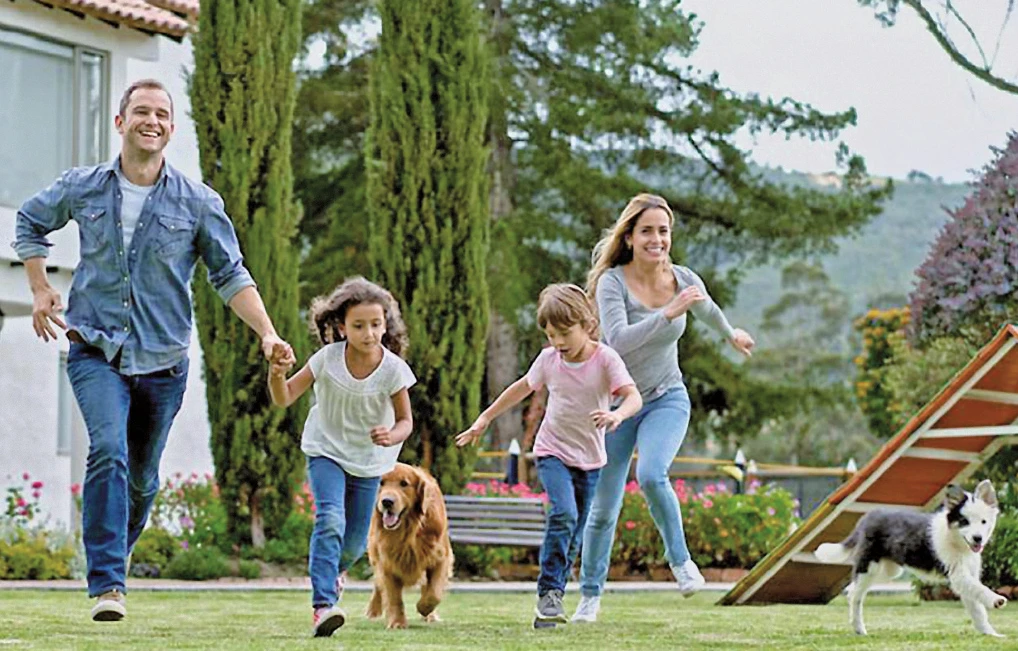 Familie läuft im Garten