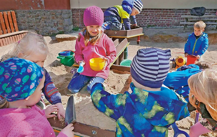 Kinder im Sandkasten