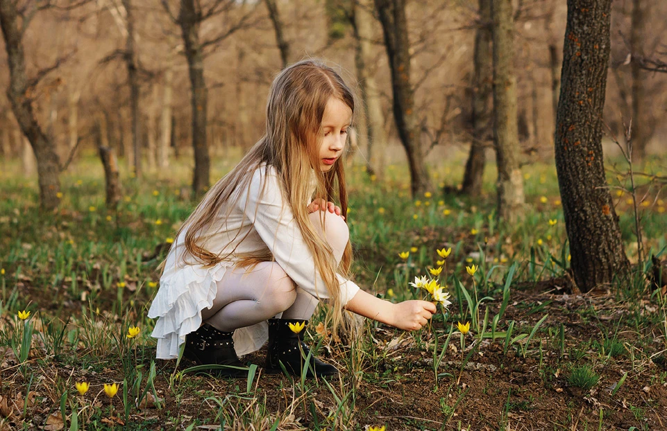 Mädchen, Blumen pflückend