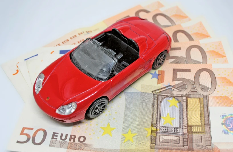 Automodell auf Geldscheinen