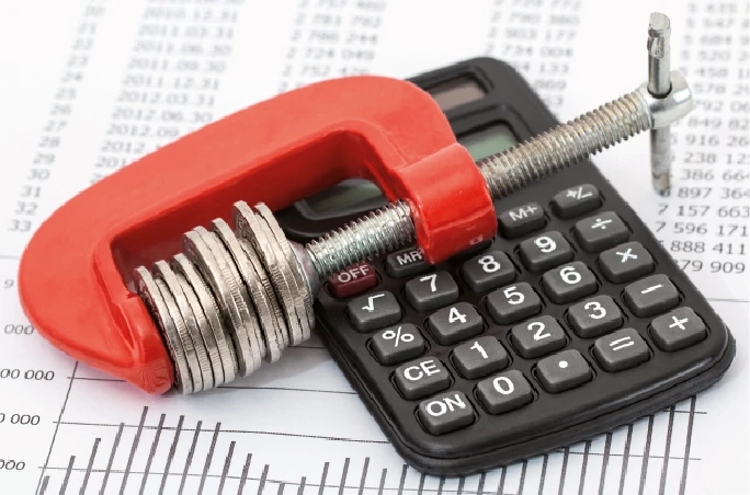 Geldmünzen in Klemme