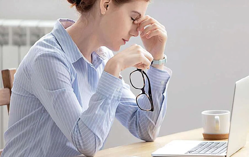 Frau, sich die Augen reibend