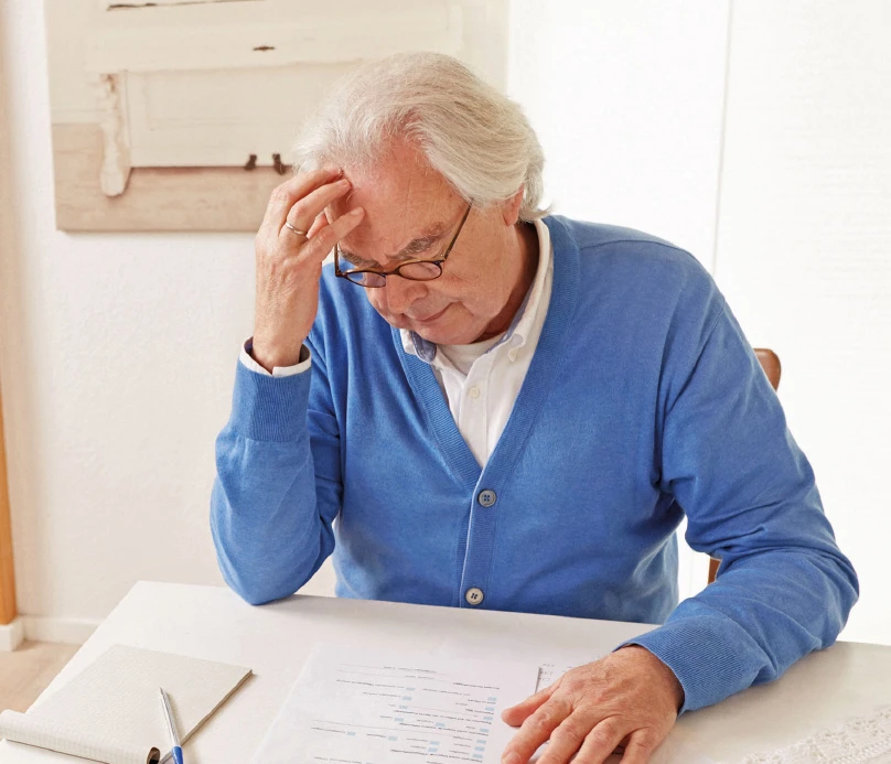 Alte Person, sich an den Kopf fassend