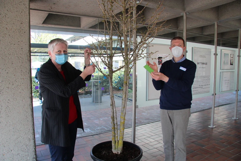 Verwaltungsdirektorin Ingeborg Drossel und Seelsorger Stephan Happel am "Baum der Hoffnung", der im Eingangsbereich des EvK steht.