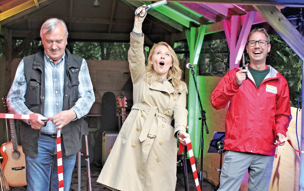 Landwirt Heinrich Reuter, Patricia Kelly und Tilman Wilhelm, Referent für Projektförderung Deutsche PostCode Lotterie