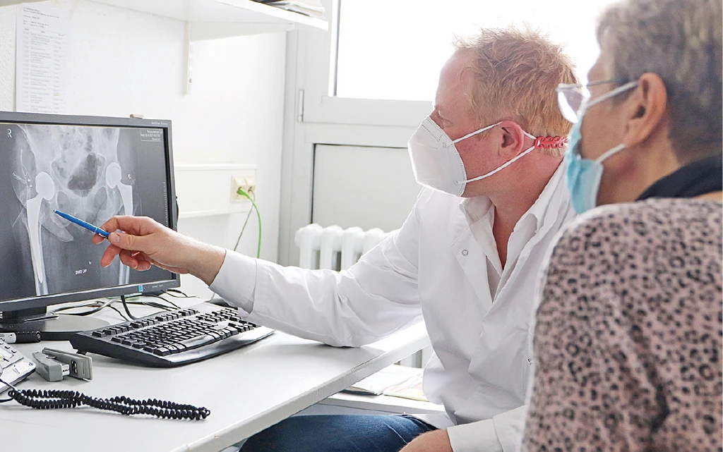 Eva Wieschermann beim Aufklärungsgespräch mit Dr. Sander
