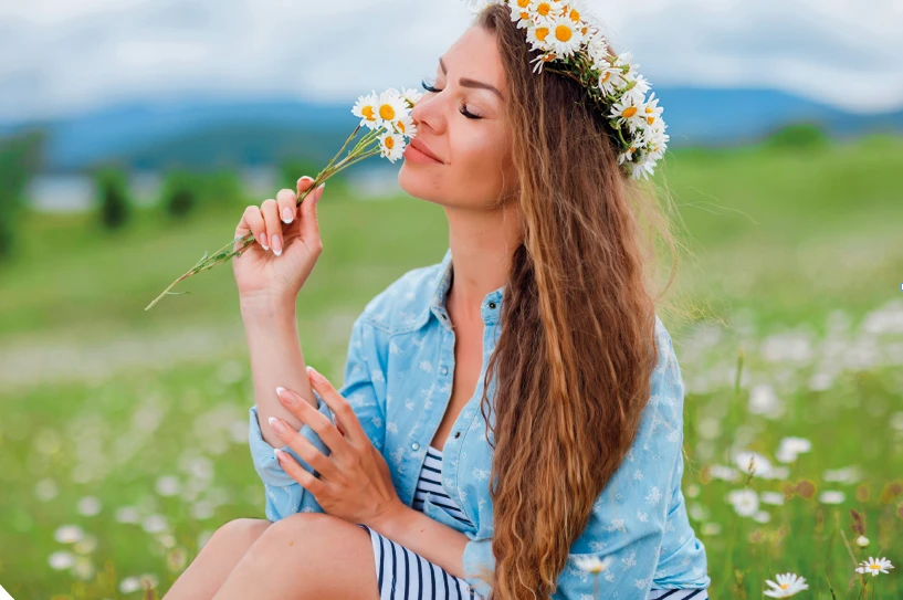 Junge Frau auf Wiese