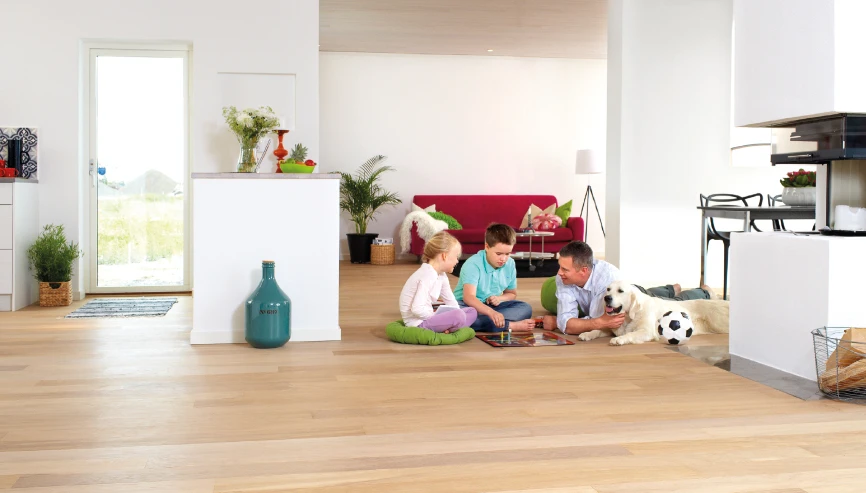 Familie auf Parkettboden sitzend
