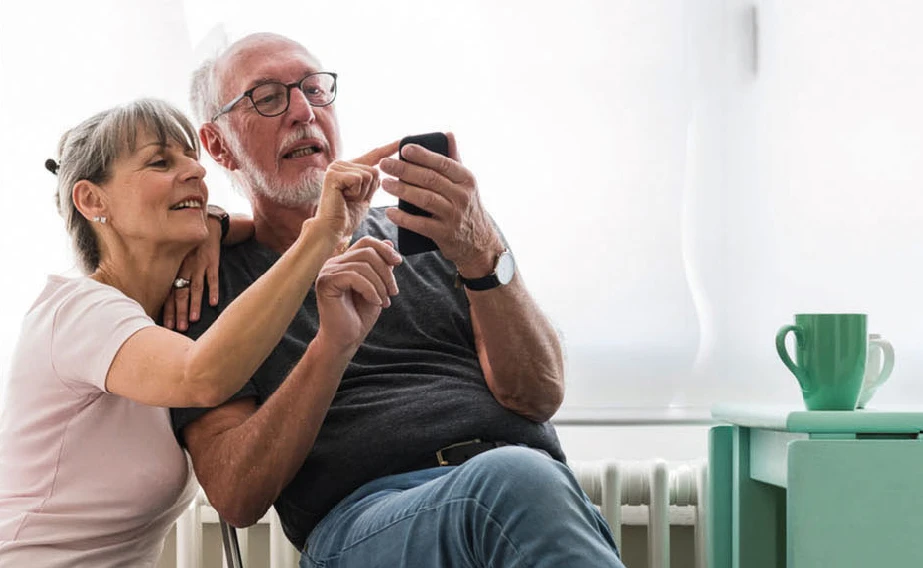 Paar schaut ins Handy