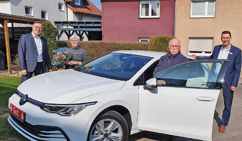 Udo Schnieders (Marketingleiter Sparkasse), Wilma und Friedel Herzberg sowie Jonas Krüger (Geschäftsstellenleiter Sparkasse)