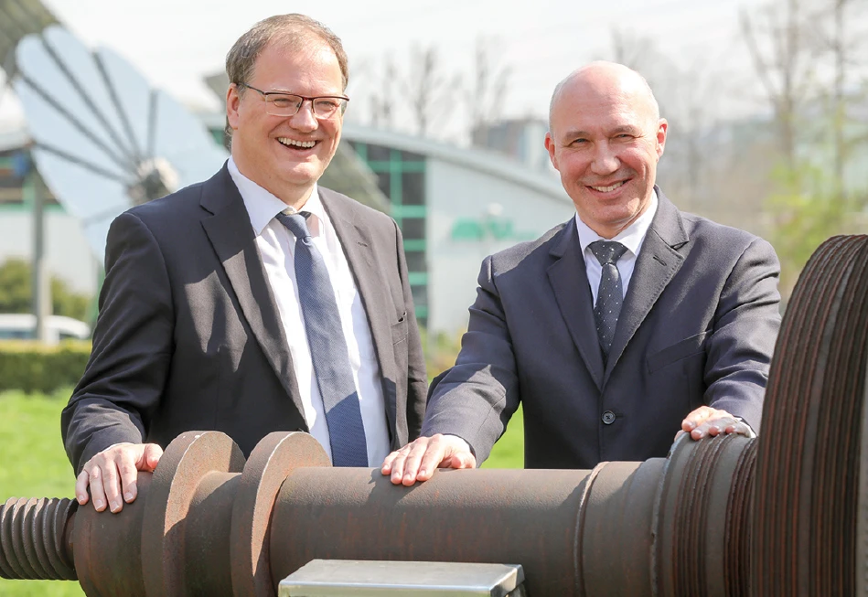 Landrat Olaf Schade und Uwe Träris, Vorstand AVU