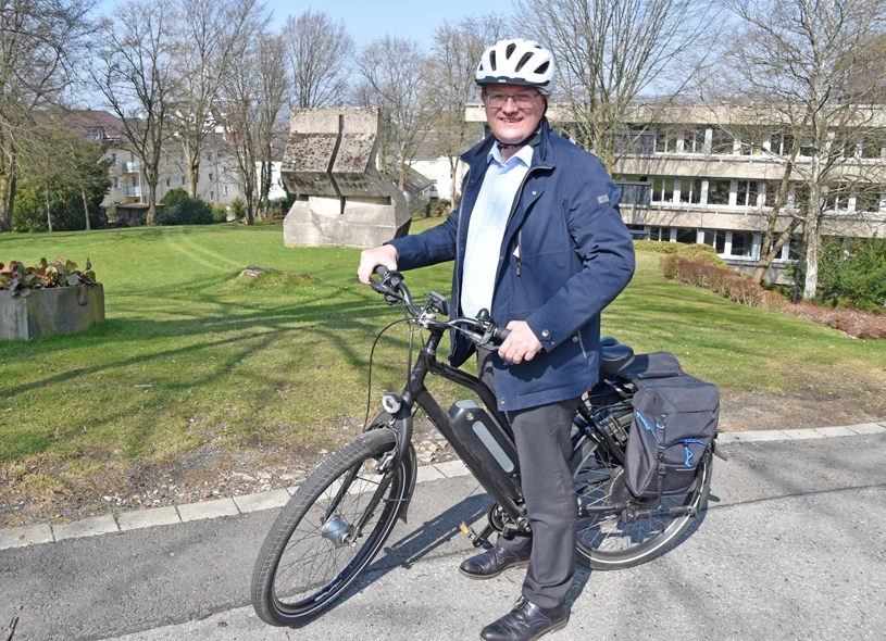 Landrat Olaf Schade auf dem Fahrrad