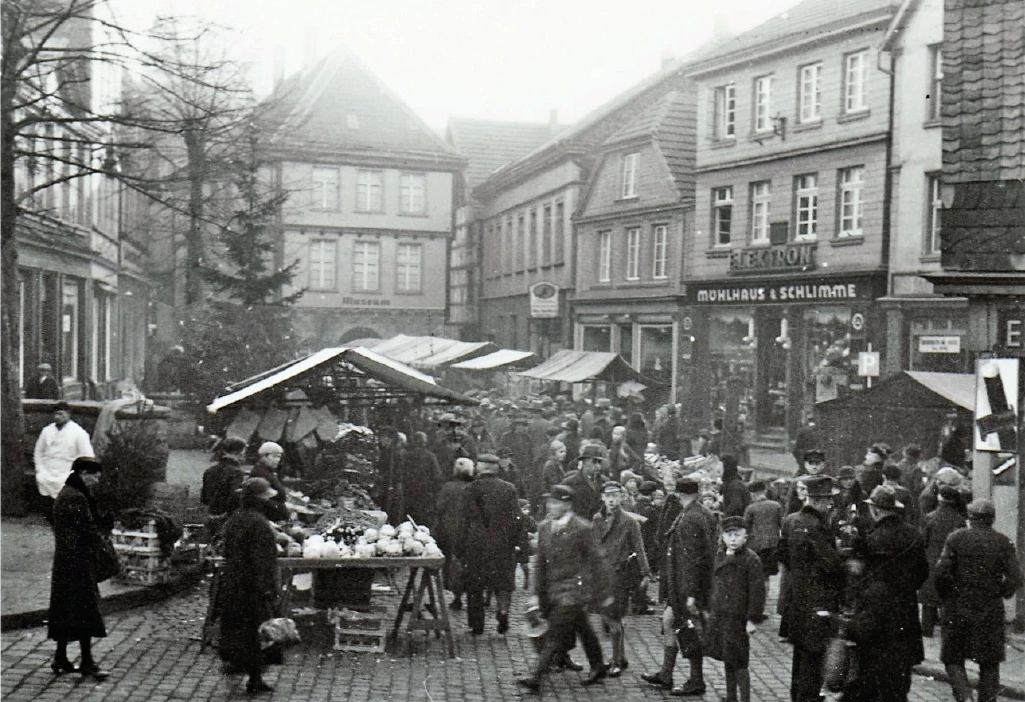 Das alte Hattinger Rathaus mit einem Markt im Vordergrund.