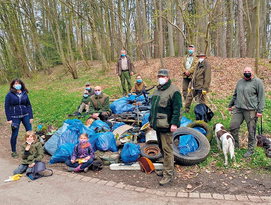 Hattinger Jäger beim Müll-Sammeln.