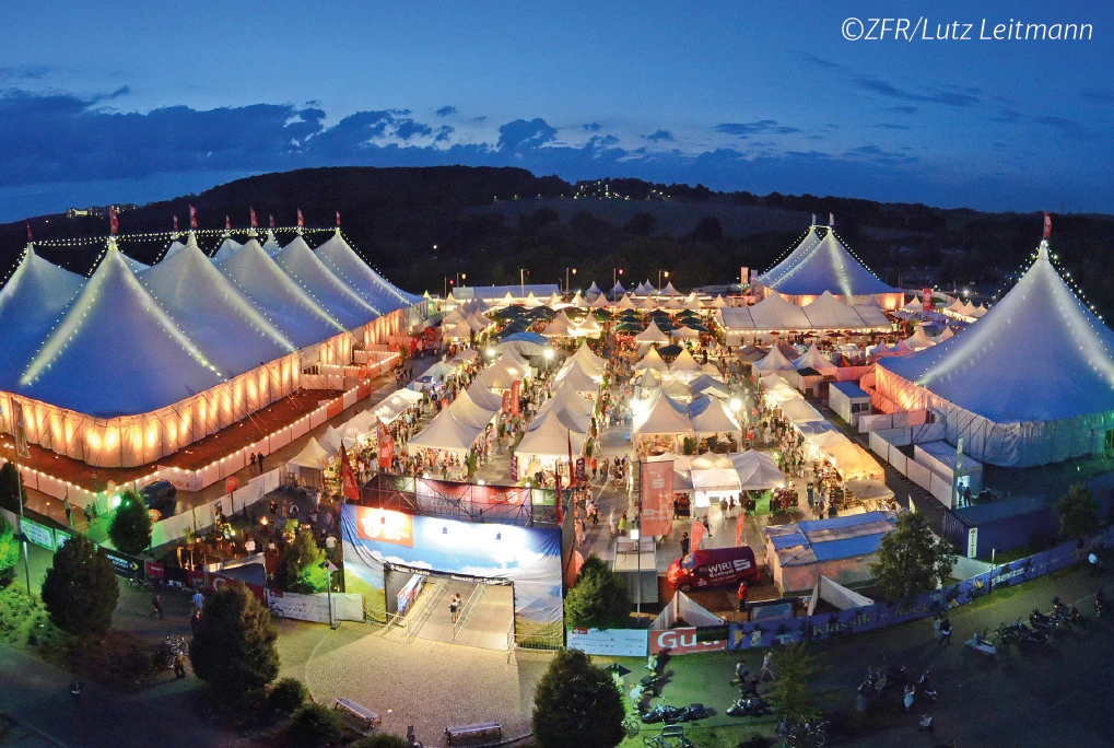 Zeltfestival am Abend