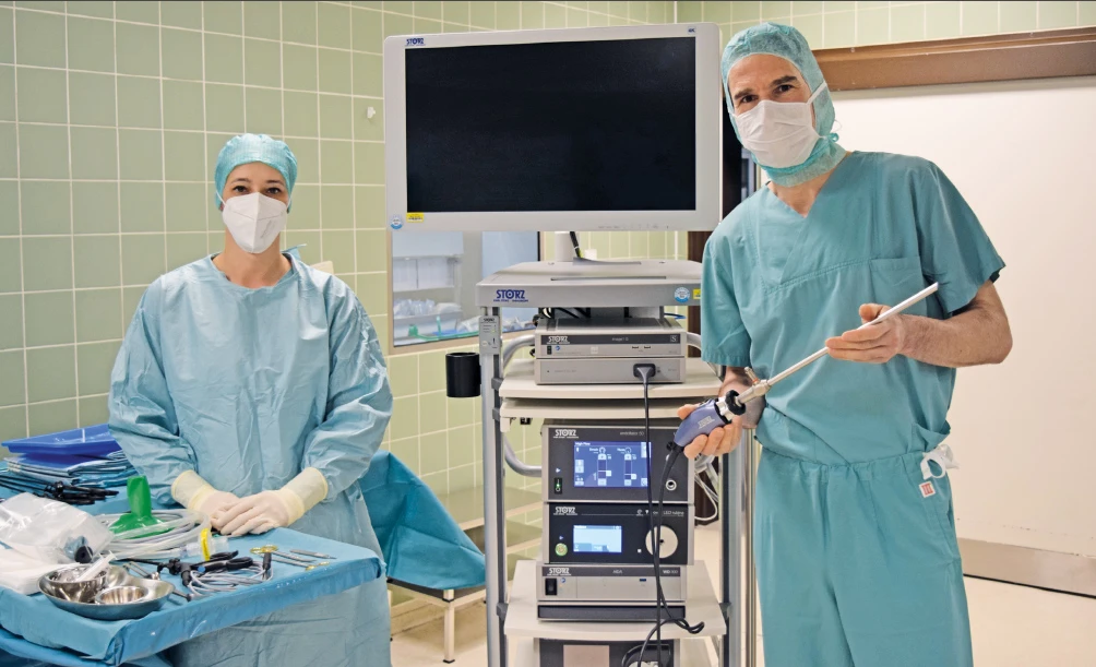 Chefarzt Matthias Blase mit OP-Schwester Jasmin Sonntag