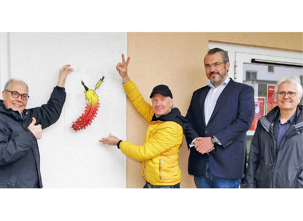  Einrichtungsleiter Andreas Vincke, Bananensprayer Thomas Baumgärtel, Dr. Daniel Pötter und Roland Weigel von der Ruhrgebietskonferenz Pflege mit der Impfbanane am Altenzentrum am Schwesternpark Feierabendhäuser.