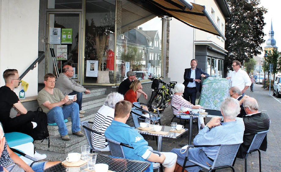 So wünscht man sich die Hauptstraße: auf verschiedenen Plätzen kann man gemütlich sitzen und seinen Kaffee trinken. Bodo Middeldorf, Stadtverbands- und Fraktionsvorsitzender der FDP, und Bürgermeisterkandidat Volker Hoven (SPD), diskutieren mit Bürgern Id