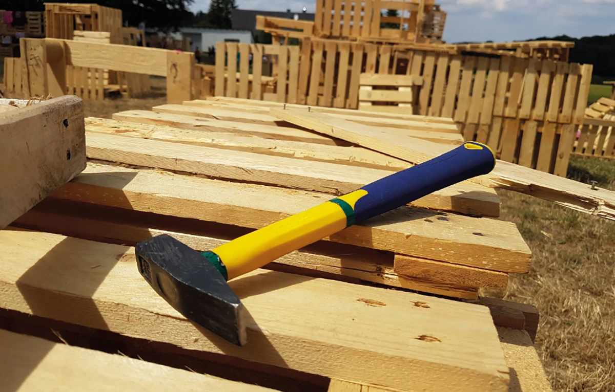 Hammer auf Paletten