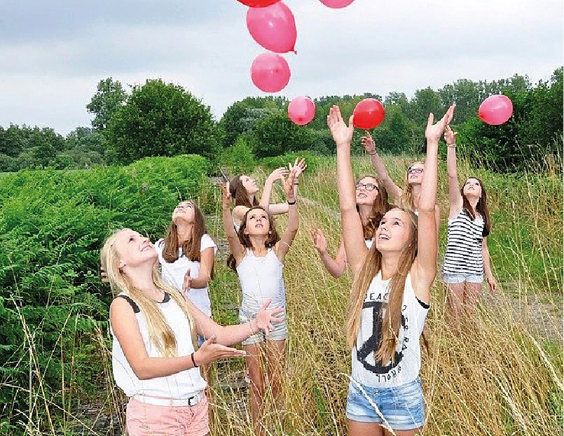 Mädchen lassen Ballone steigen