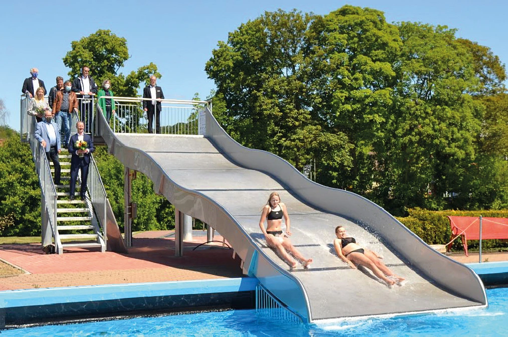 Wasserrutsche im Freibad