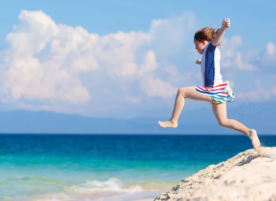 Kind springt ins Meer